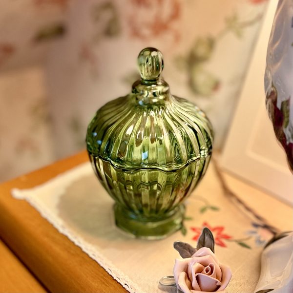 Grön skål med lock